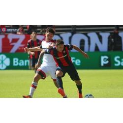 Valiosa parda de la Reserva ante el puntero Newell's en el Coloso del Parque