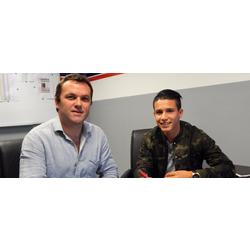 Julián Palacios firmó su primer contrato