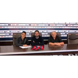 Santiago González firmó su contrato