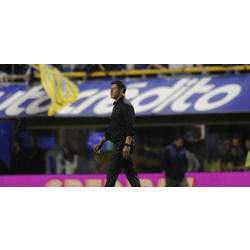 Almirón se fue en silencio, tras el papelón en la Boca