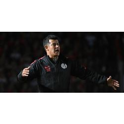 El técnico se fue de Santa Fe sin hablar con la prensa