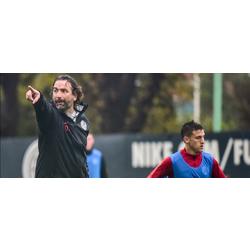 Ensayo de fútbol bajo la lluvia