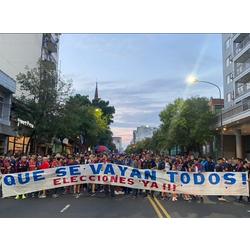 Los hinchas marcharon a Avenida La Plata y esperan "que se vayan todos y elecciones ya"