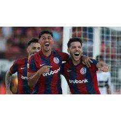 San Lorenzo ganó, goleó y gustó y es único líder