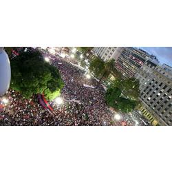 ¡Así se copa la Plaza de Mayo!